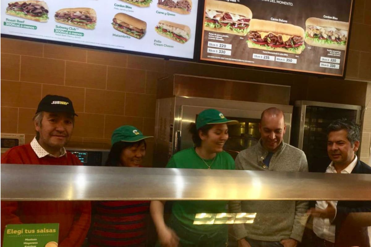Pequeños agricultores visitan un local de comidas rápidas para saber de que manera deben entregar los vegetales