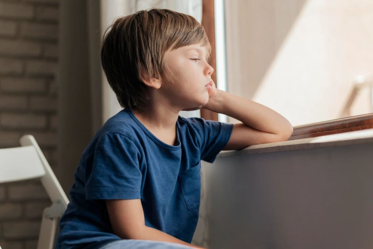 Pequeños gestos, frases dichas sin pensar o incluso la falta de atención en momentos importantes pueden hacer que un niño se sienta rechazado, aunque esa nunca haya sido la intención. Foto: Freepik