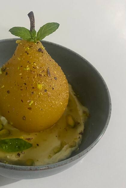 Pera con almendras, uno de los postres más pedidos de LaMalôka
