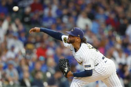 Peralta ayuda a Milwaukee a evitar barrida con triunfo 4-0 y Cachorros pierden a Imanaga por lesión