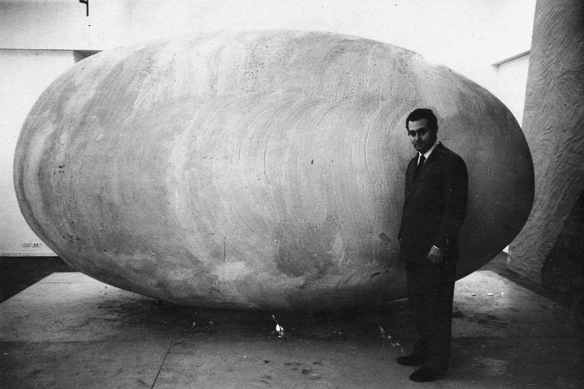 Peralta Ramos junto a su obra "Nosotros afuera, en el Di Tella, 1965.