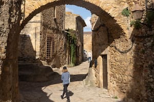 Peratallada: el nombre hace honor a este pueblo, literalmente tallado en la piedra