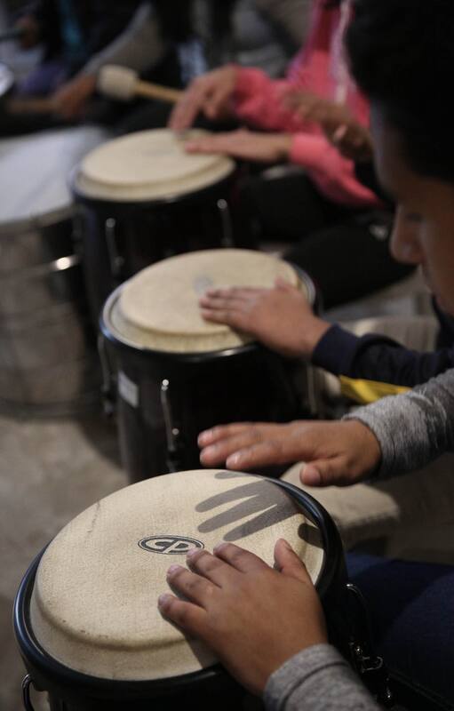 Señas en el Taller de percusión de Loma Alegre: batir parches e improvisar ritmos guiados por un director; una práctica destinada a los músicos profesionales que, con el paso de los años, se transformó en una actividad amateur sin diferenciación de edades ni de clases sociales