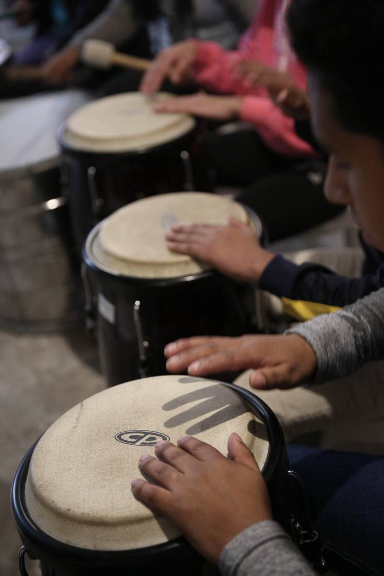 Señas en el Taller de percusión de Loma Alegre: batir parches e improvisar ritmos guiados por un director; una práctica destinada a los músicos profesionales que, con el paso de los años, se transformó en una actividad amateur sin diferenciación de edades ni de clases sociales