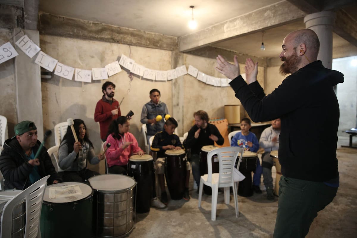 Señas en el Taller de percusión de Loma Alegre: batir parches e improvisar ritmos guiados por un director; una práctica destinada a los músicos profesionales que, con el paso de los años, se transformó en una actividad amateur sin diferenciación de edades ni de clases sociales