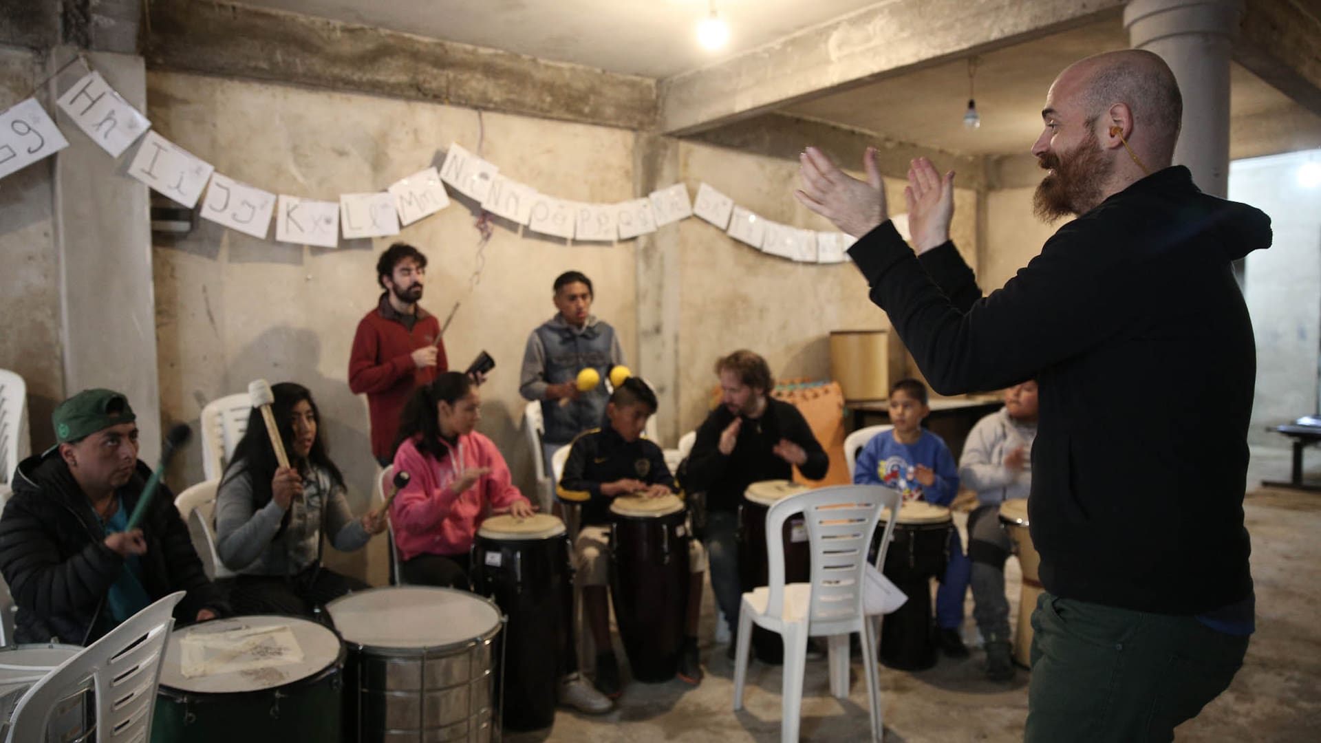 Señas en el Taller de percusión de Loma Alegre: batir parches e improvisar ritmos guiados por un director; una práctica destinada a los músicos profesionales que, con el paso de los años, se transformó en una actividad amateur sin diferenciación de edades ni de clases sociales