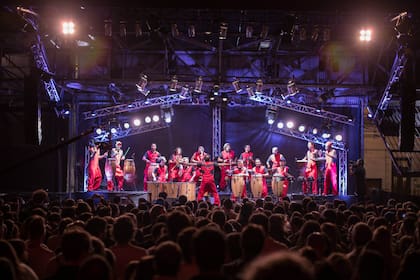 La Bomba de Tiempo, en el ritual de cada lunes, sobre el escenario del patio de Ciudad Cultural Konex