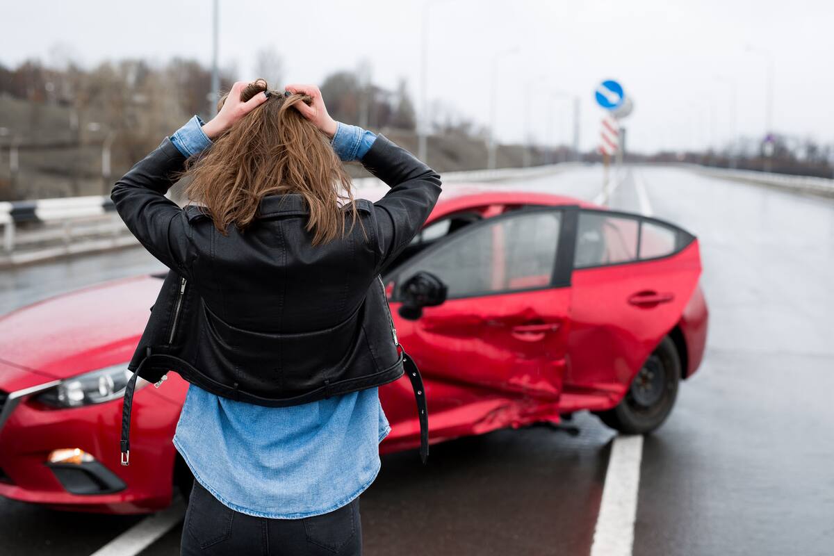 Perder el control del auto es habitual cuando se pincha una rueda