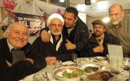 El exdirigente Montonero Roberto Perdía, Sheikh Abdul Karim Paz, D'Elía y Esteche, en la mezquita de At-Tauhid, en 2013, durante un acto en el que se reivindicó a Mohsen Rabbani