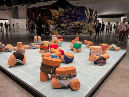 Perdidos y encontrados (2020-2022), instalación de Jonathas de Andrade presentada por Nara Roesler en Meridians