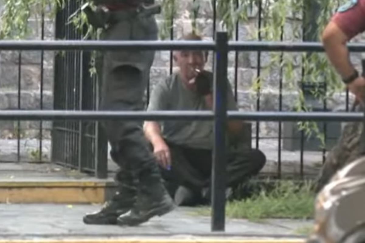 Perdió el control de su taxi y derribó un poste de luz en San Telmo: estaba borracho