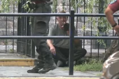 Perdió el control de su taxi y derribó un poste de luz en San Telmo: estaba borracho