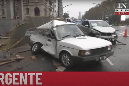 Perdió el control del auto, chocó contra otro en plena Avenida Del Libertador y quedó incrustado en una obra en construcción