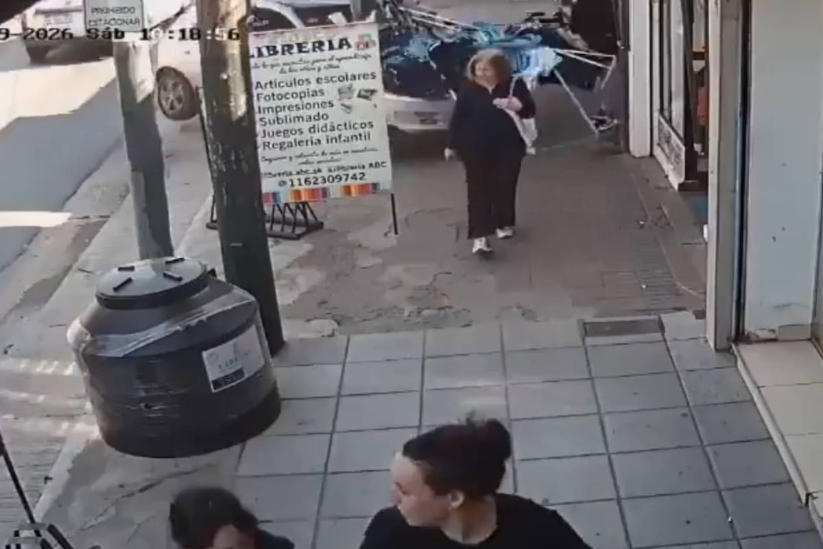 Perdió el control del auto cuando se descompensó y se subió a la vereda: impactó de lleno contra un poste.