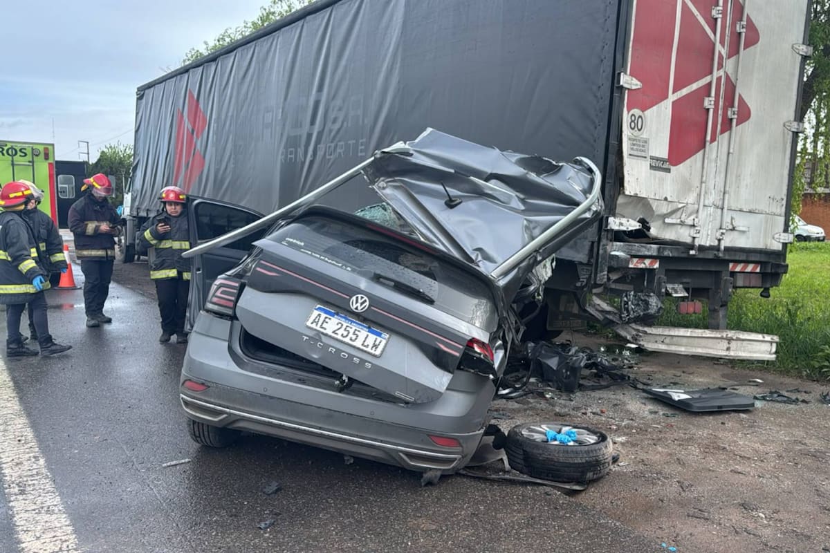 Perdió el control del rodado y se incrustó contra el acoplado de un camión estacionado en la banquina: un muerto.