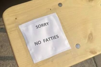 "Perdón, no es para gorditos", sostiene uno de los carteles del bar que desató la furia de los clientes