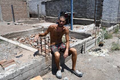 Pereg, días antes de su detención, sentado prácticamente en el lugar donde enterró a su madre y a su tía