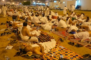 Peregrinos musulmanes descansan en Muzdalifah en el segundo día de la peregrinación anual del hach, cerca de la ciudad santa de La Meca