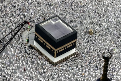 Peregrinos musulmanes giran alrededor de la Kaaba, la construcción en forma de cubo en la Gran Mezquita, en la Meca, Arabia Saudita. (AP Foto/Amr Nabil)
