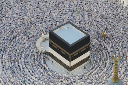 Peregrinos musulmanes rodean la Kaaba, un edificio cúbico en la Gran Mezquita, durante el peregrinaje anual del haj en La Meca, Arabia Saudí, el martes 11 de junio de 2024. (AP Foto/Rafiq Maqbool)