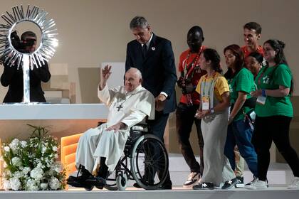Peregrinos se congregan en el Parque Trejo, donde el papa Francisco presidió una misa para celebrar la 37ma edición de la Jornada Mundial de la Juventud, el domingo 6 de agosto de 2023, en Lisboa. (AP Foto/Ana Brigida)