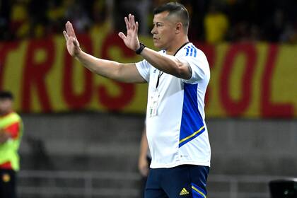 PEREIRA, COLOMBIA - MAY 24: Jorge Almiron head coach of Boca Juniors gestures during the Copa CONMEBOL Libertadores 2023 group F match between Deportivo Pereira and Boca Juniors at Estadio Hernan Ramirez Villegas on May 24, 2023 in Pereira, Colombia. (Photo by Gabriel Aponte/Getty Images)