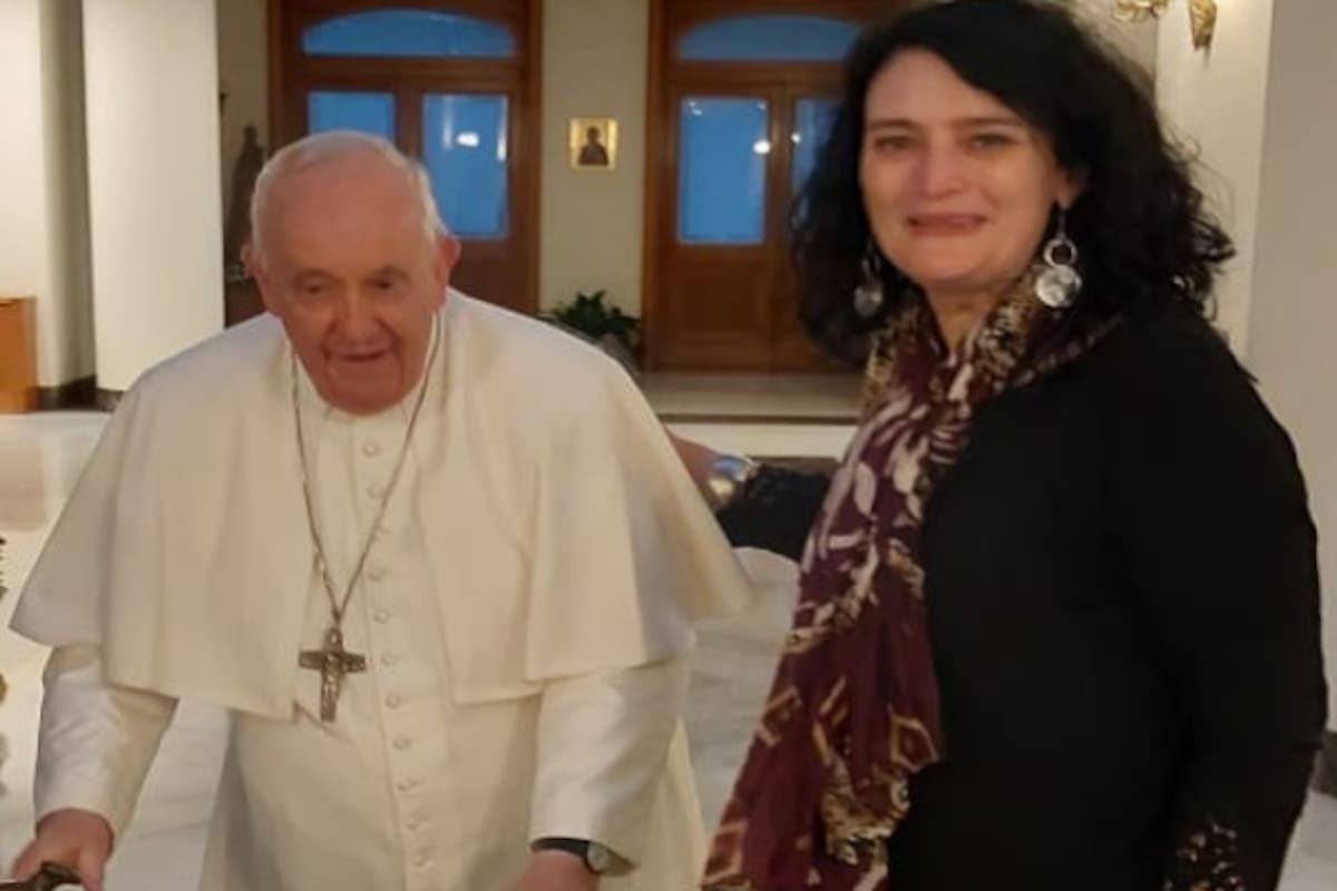 Peresutti en una de las fotos que tiene, de mayo pasado, junto al Papa Francisco.