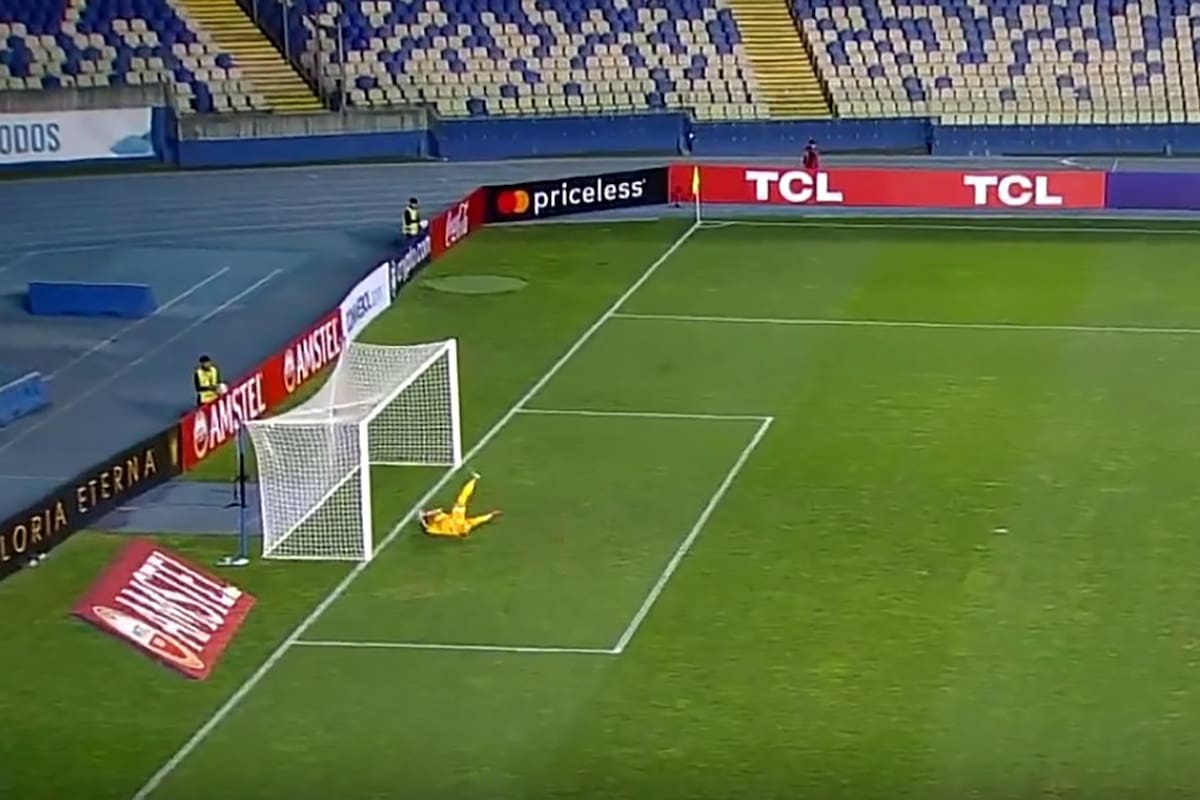 Pérez, a pesar de una pirueta, no pudo evitar el golazo de Matías Rojas