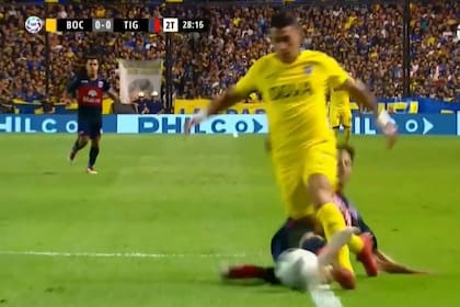 Pérez Acuña ya fue al piso y cruza a Pavón, que está con un pie fuera del área