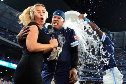 Pérez dispara jonrón de 3 carreras en 1ª entrada de 6 anotaciones; Reales aplastan 20-1 a Azulejos