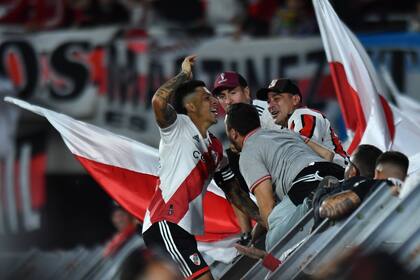 Pérez festeja eufórico trepado al alambrado con los fanáticos después del éxito en el último y controvertido superclásico, por 1-0 en el Monumental; al rato, en la conferencia de prensa, dejará una duda sobre su futuro en River.