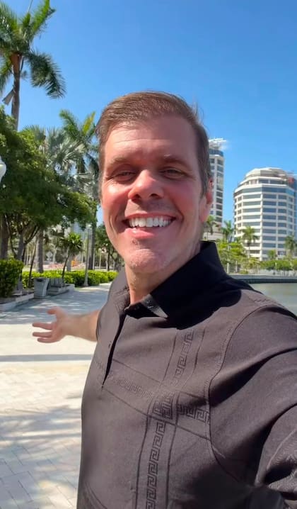 Perez Hilton comenzó a autoflagelarse en un vivo de TikTok; lo que desató la preocupación de sus seguidores