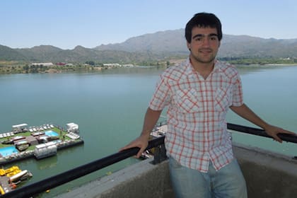 Pérez Ponsa posa en el lago de Potrero de los Funes