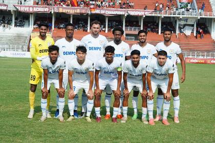 Pérez Roa. abajo, primero desde la derecha, formado con Dempo, su equipo en la India