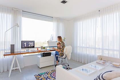 Perfecto para recibir invitados, el sillón-cama de 130cm de profundidad se combinó con almohadones que ya tenían
