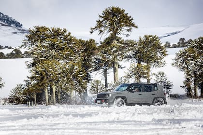 Perfil del Renegade en la nieve: nuevas llantas y diseño renovado a la vista.