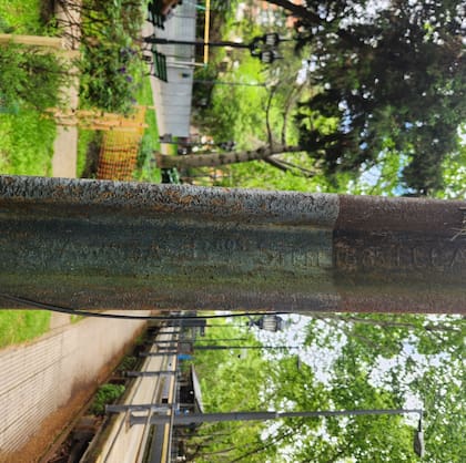 Perfil laminado con la inscripción "Crawshay Bros Steel 1885"