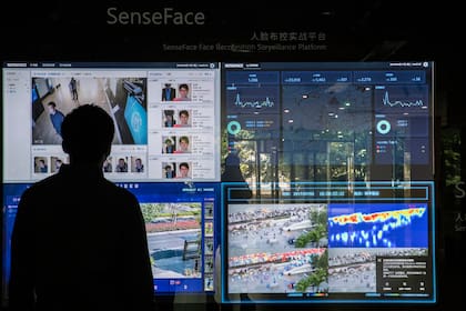 PERFILES DE LOS UIGHURS DE CHINA
Una demostración de la tecnología de reconocimiento facial de la empresa de inteligencia artificial SenseTime en Shanghái, el 17 de abril de 2018. En un gran salto ético para el mundo tecnológico, las nuevas empresas chinas han creado algoritmos. El gobierno la utiliza intencionalmente inteligencia artificial para la elaboración de perfiles raciales, dijeron los expertos. (Gilles Sabrié / The New York Times)