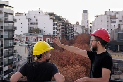 @perfilocortante y @tianfirpo en la realización del mural en la azotea de Charly García