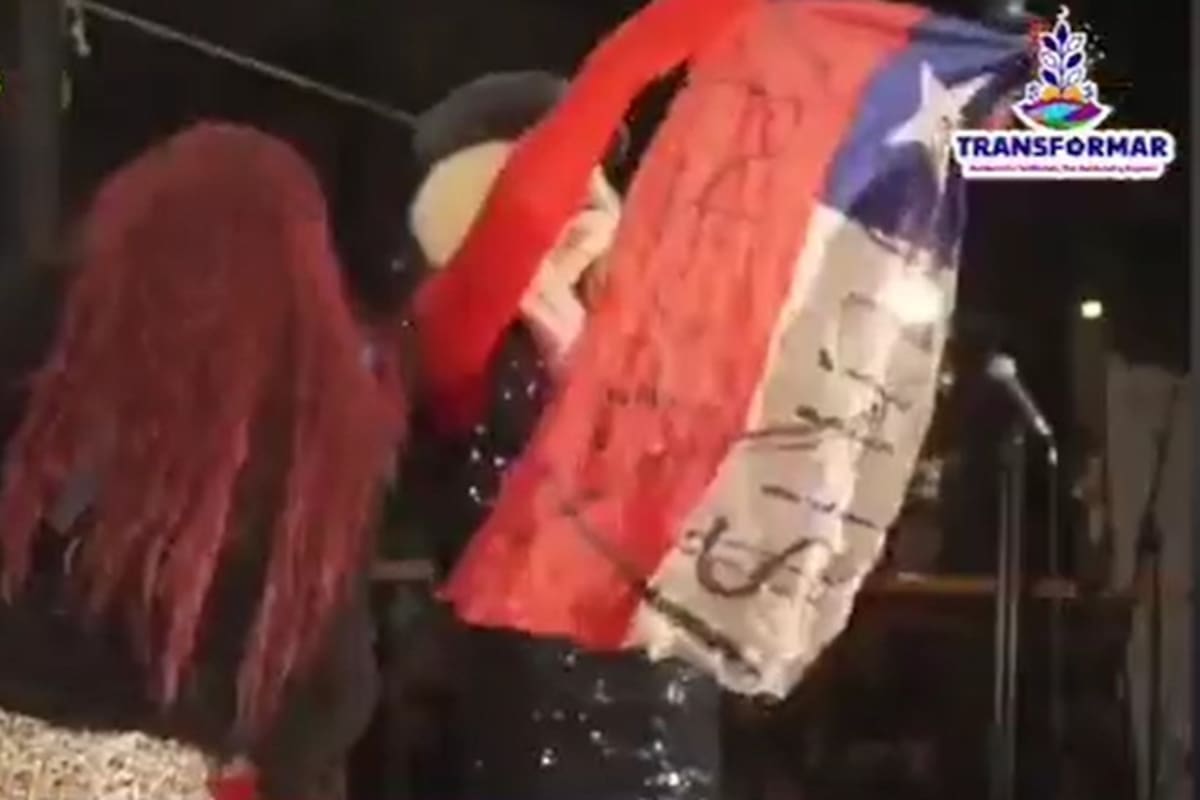 Performance de connotación sexual en el que se vejó la bandera de Chile