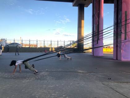 Performance de Elena Dahn debajo de la autopista, en La Boca