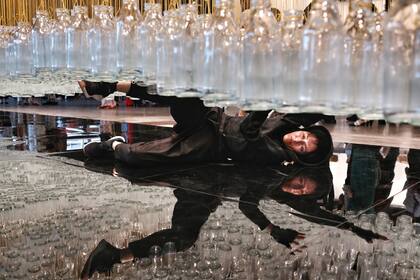 Performance de María José Arjona en el salón Zoom de ArteBA