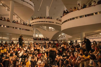 Performance de Neo Muyanga-Colectivo Legítima Defensa durante el cierre de la 34a Bienal de San Pablo, en el Pabellón Ciccilio Matarazzo