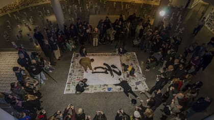 Performance realizada días atrás por Hamano Ryuho en la inauguración de la muestra