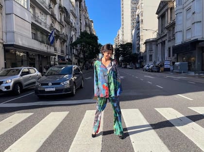 Performance reciente de Elia Gasparolo en las calles porteñas con el piyama de la serie Arrecife para Vestir, creado en colaboración con Gaspar Libedinsky y Mamitek Vibradios