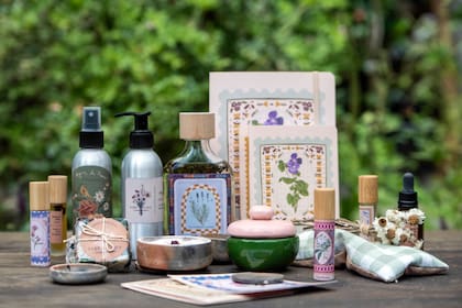Perfumes naturales a base de aceites esenciales,
agua de rosas, aceite corporal, mascarilla
facial, algunos de los productos Sabe a Rama