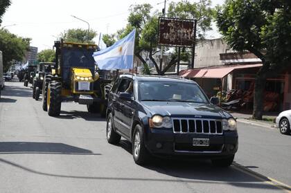 Los productores se movilizaron con banderas en los tractores