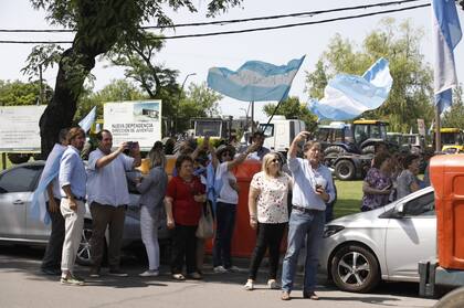 Banderas en el paso de la caravana de tractores