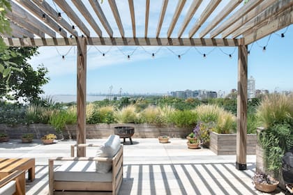 Pérgola de grandes dimensiones para contener el espacio con una glicina. En los maceteros hay herbáceas y gramíneas que soportan el sol y el viento. Las barandas de vidrio abren las vistas al río.
Paisajismo: Ernestina Anchorena