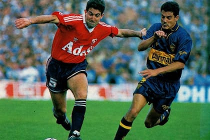 Perico Pérez, de Independiente, y el Polillita Da Silva, de Boca, en un cruce de 1994